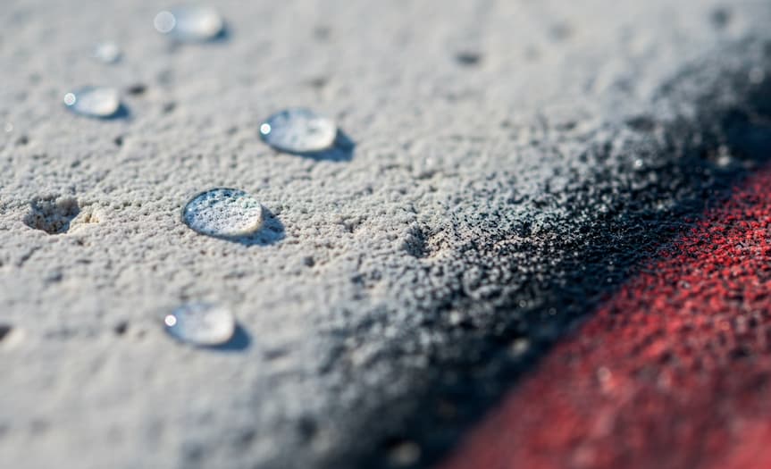 Rimozione graffiti da muro trattato