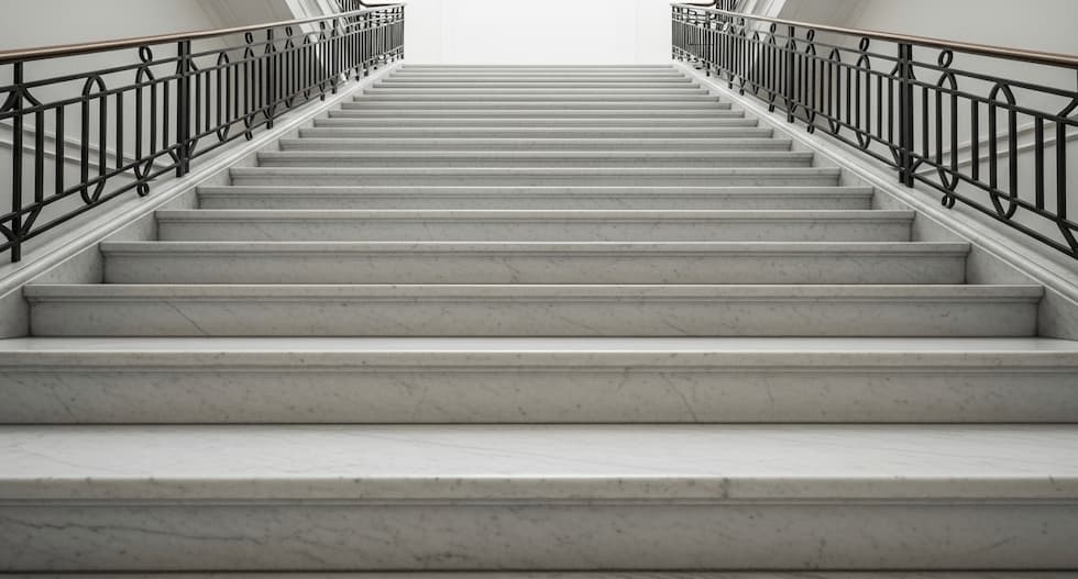 Imponente scala in marmo bianco che evidenzia il bisogno di un trattamento antiscivolo per garantire la sicurezza sui gradini